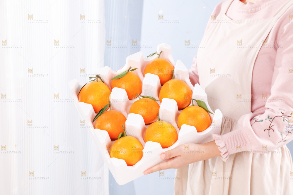 手里拿着一箱爱媛果冻橙