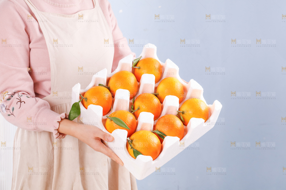 手里拿着一箱爱媛果冻橙