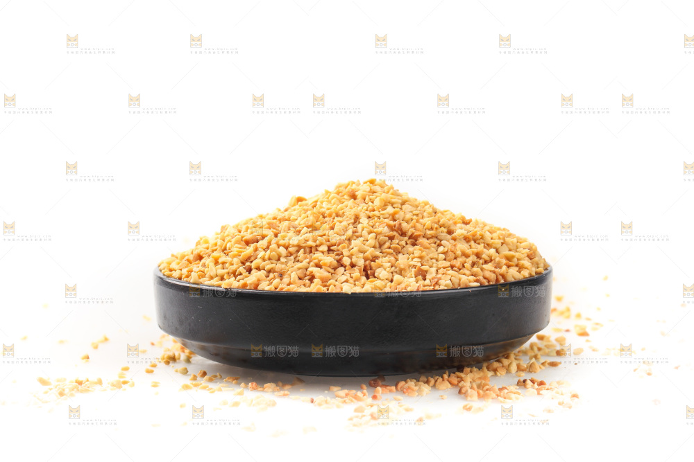 白底上的花生碎