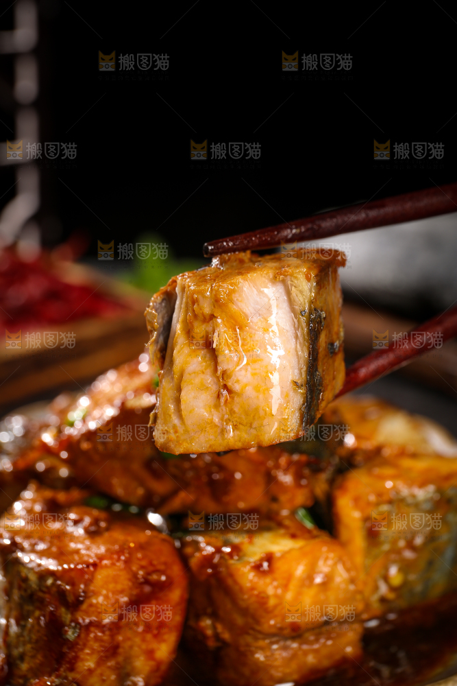 深底上的红烧鲅鱼