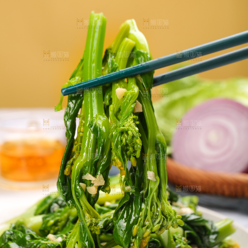 浅底上的清炒菜心