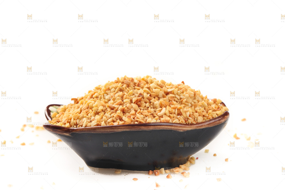 白底上的花生碎