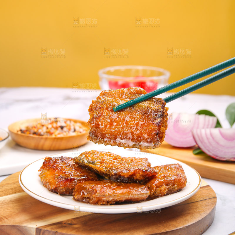 浅底上的红烧带鱼