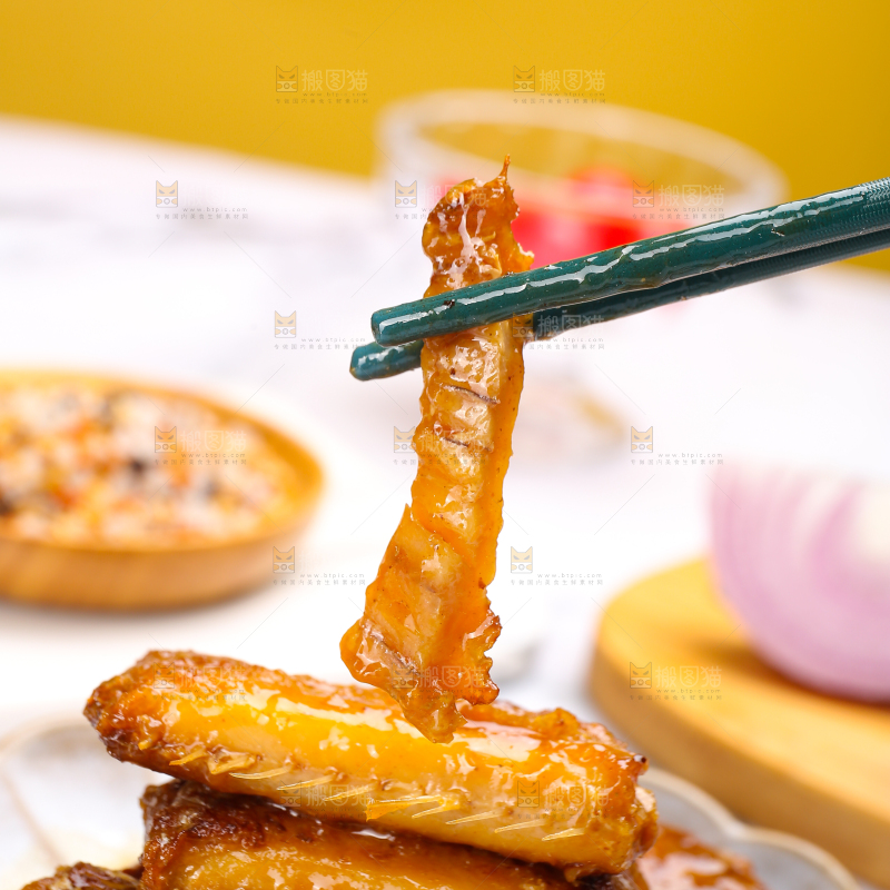 浅底上的红烧带鱼