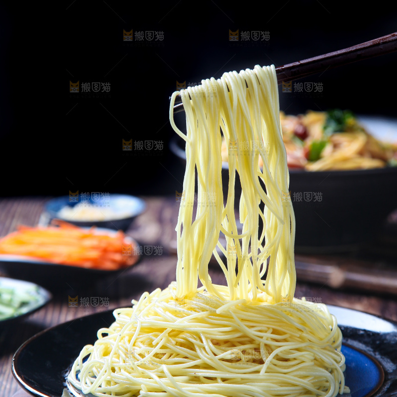 深底上的凉面