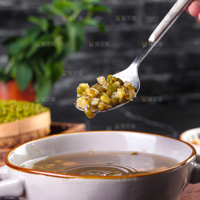 深底上的绿豆莲子汤