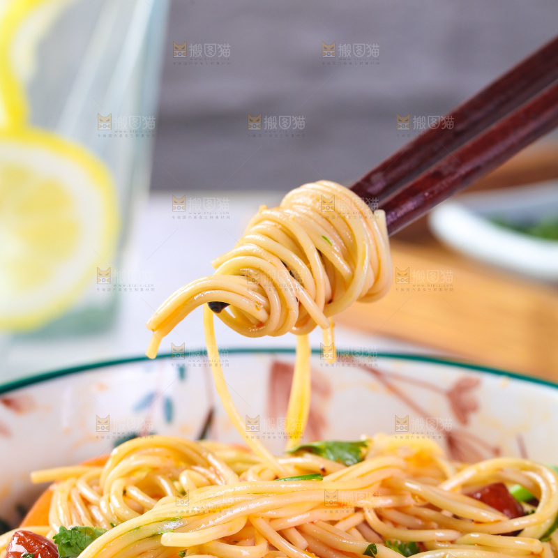 浅底上的凉面