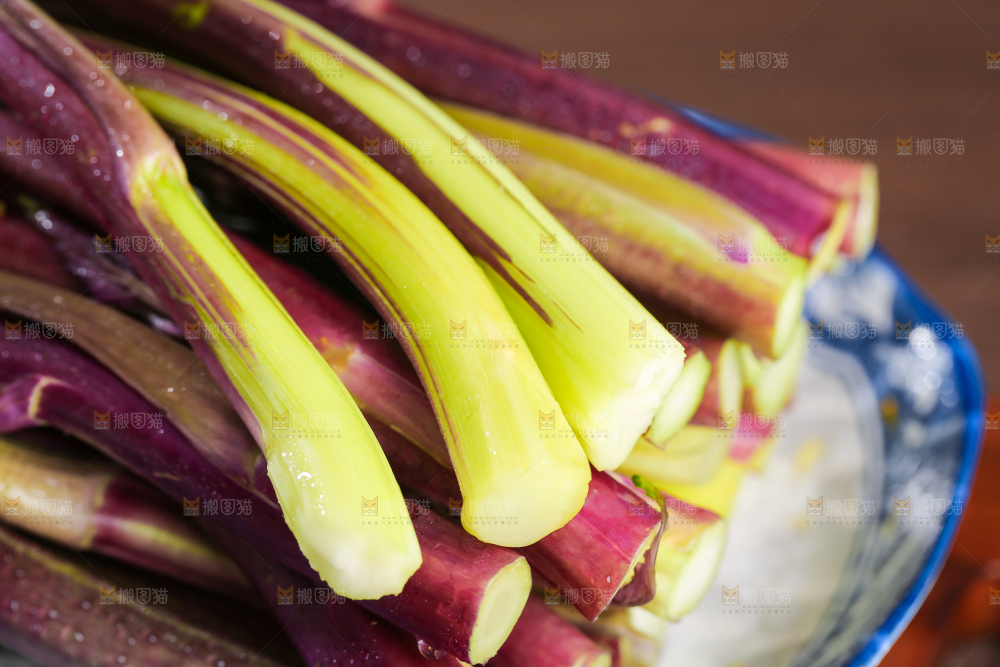深底上的红菜苔