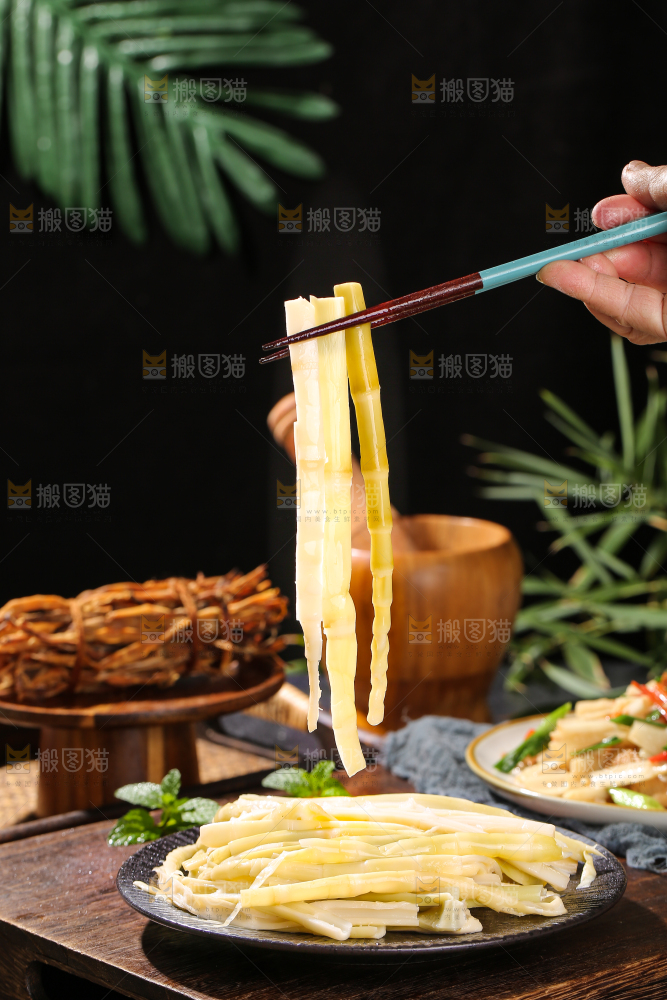 木底上的鲜嫩笋丝