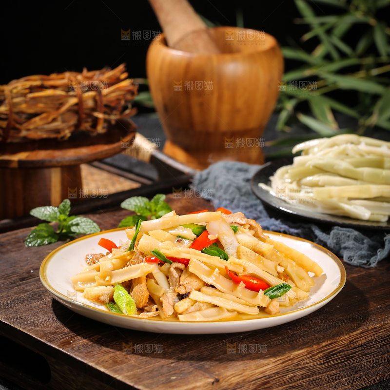 木底上的笋丝炒肉