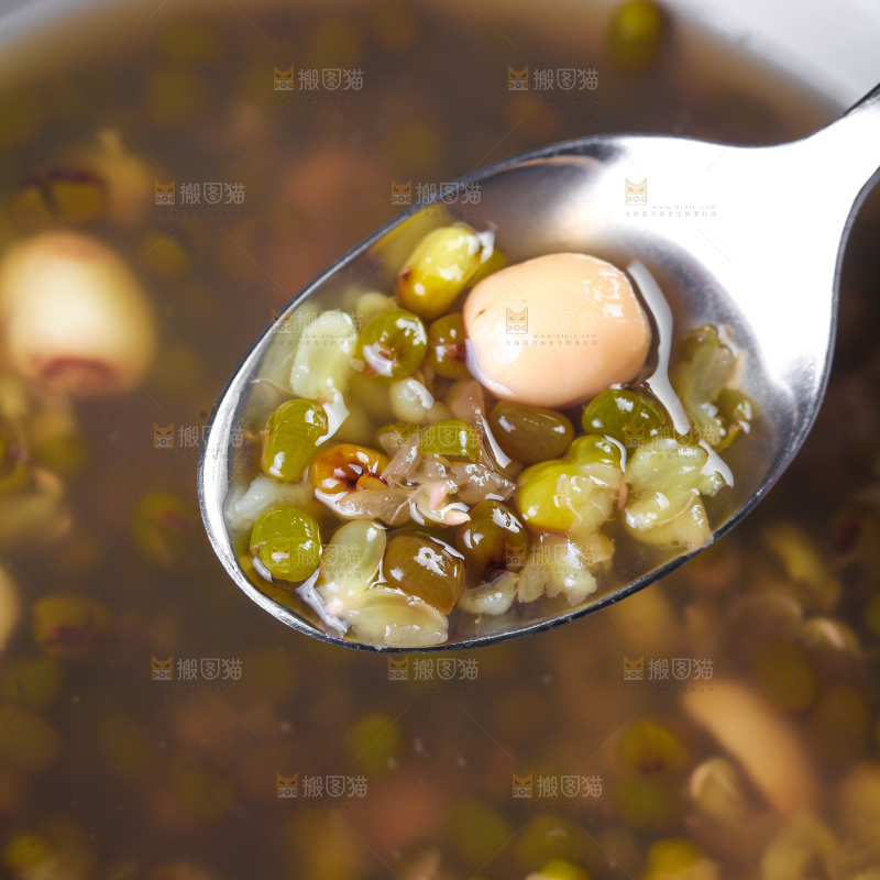 深底上的绿豆莲子汤