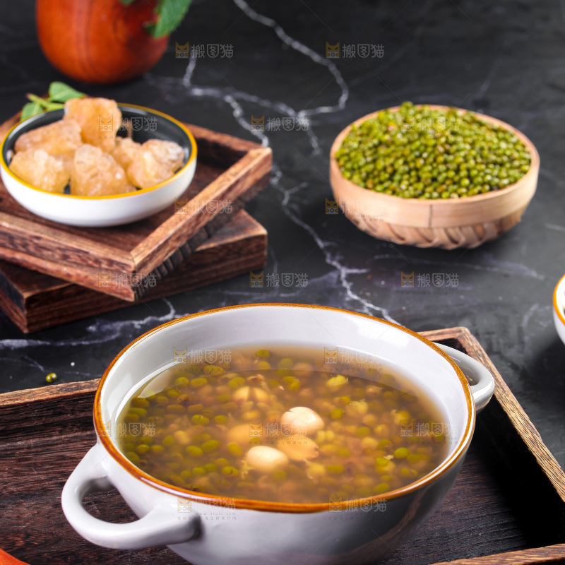 深底上的绿豆莲子汤