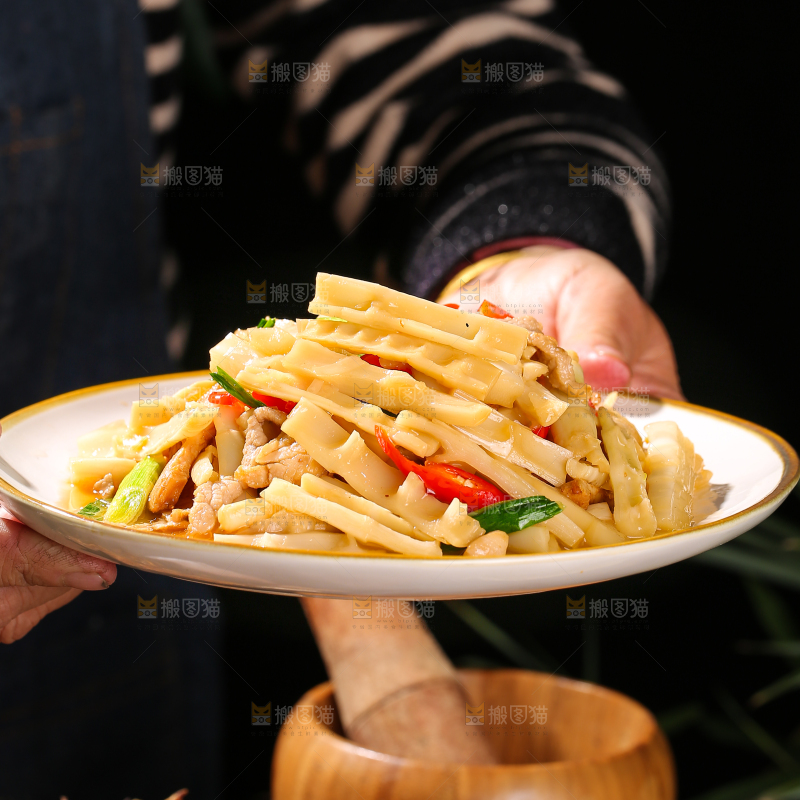 木底上的笋丝炒肉