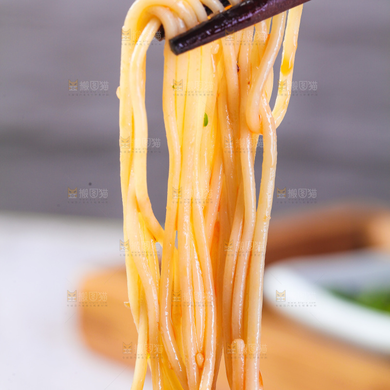 浅底上的凉面