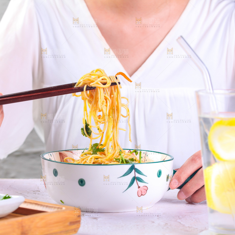 浅底上的凉面