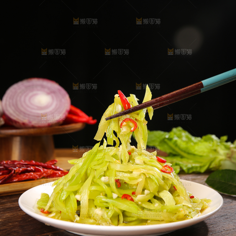 深底上的清炒莴笋丝
