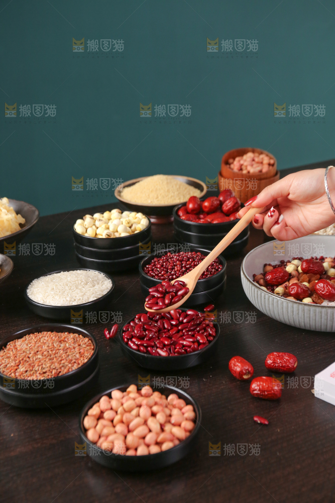 深底上的腊八粥食材