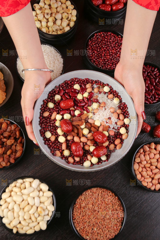 深底上的腊八粥食材