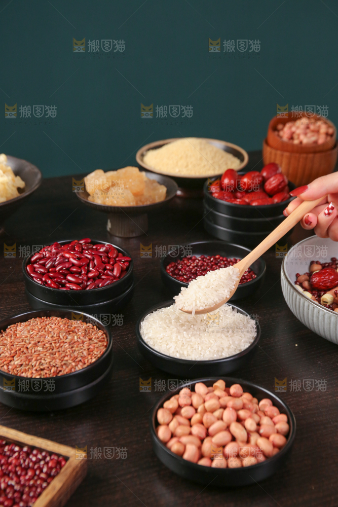 深底上的腊八粥食材