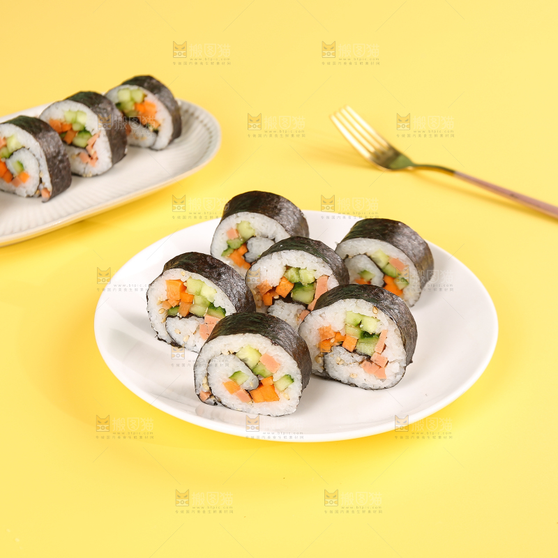 浅底上的寿司卷