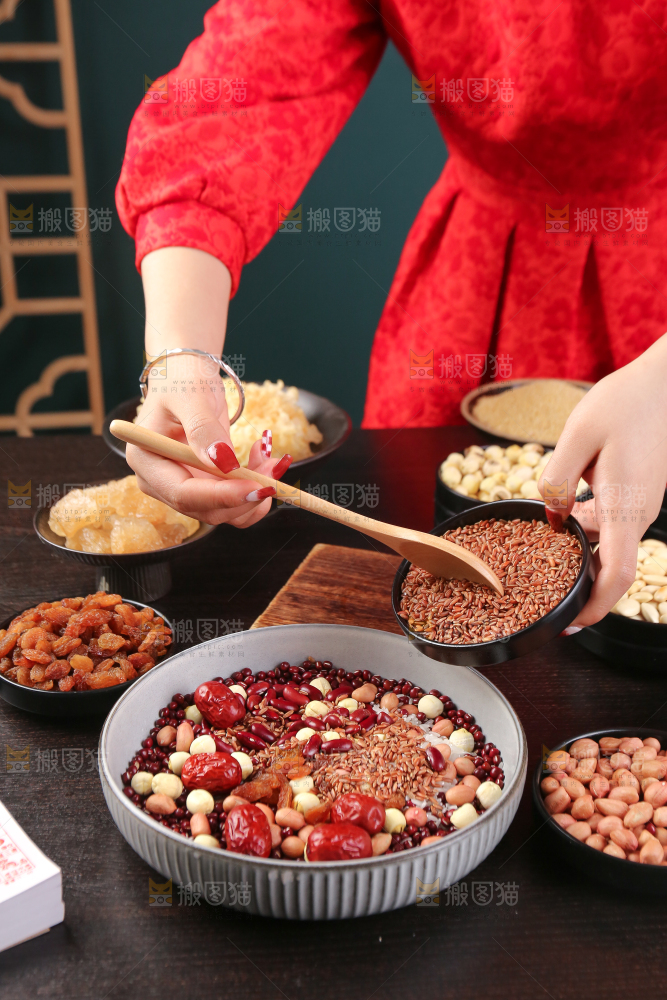 深底上的腊八粥食材