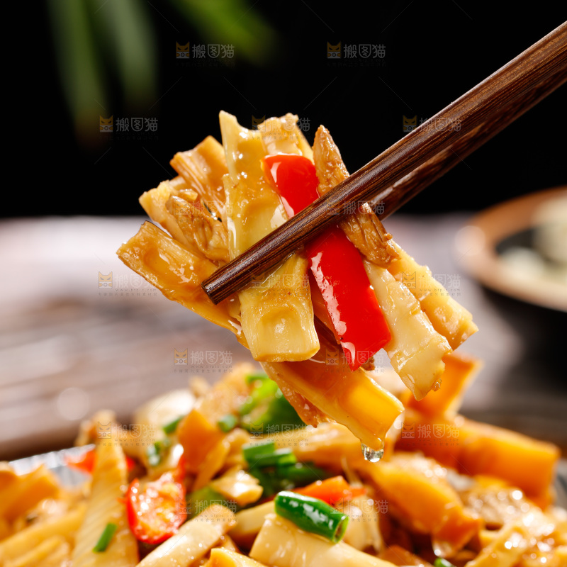 深底上的炒酸辣笋
