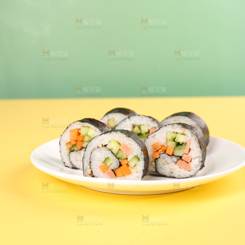 浅底上的寿司卷