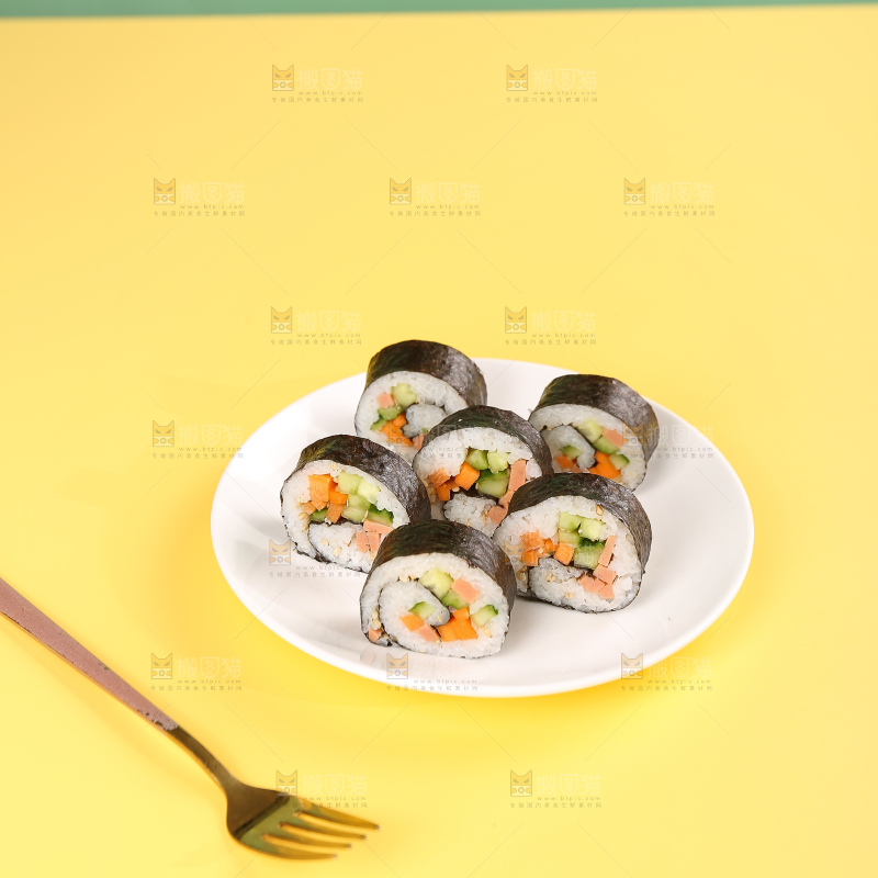 浅底上的寿司卷