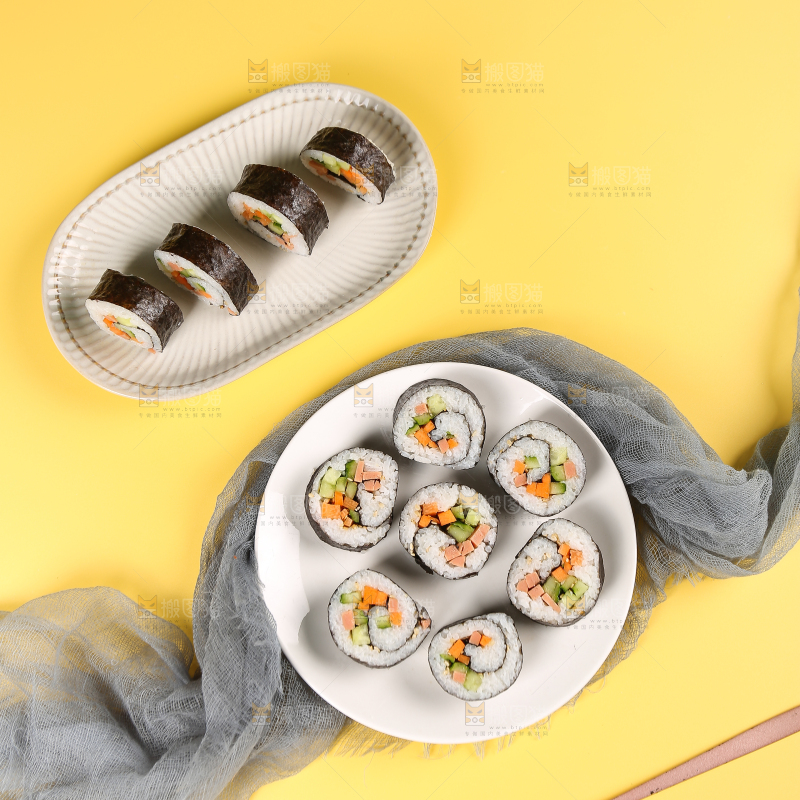 浅底上的寿司卷