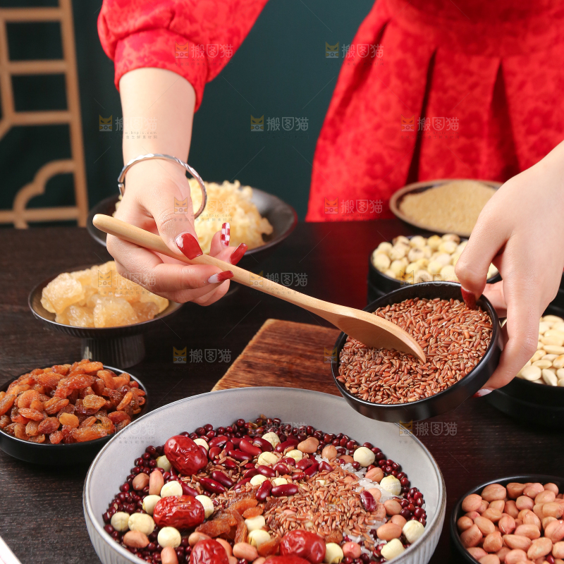 深底上的腊八粥食材