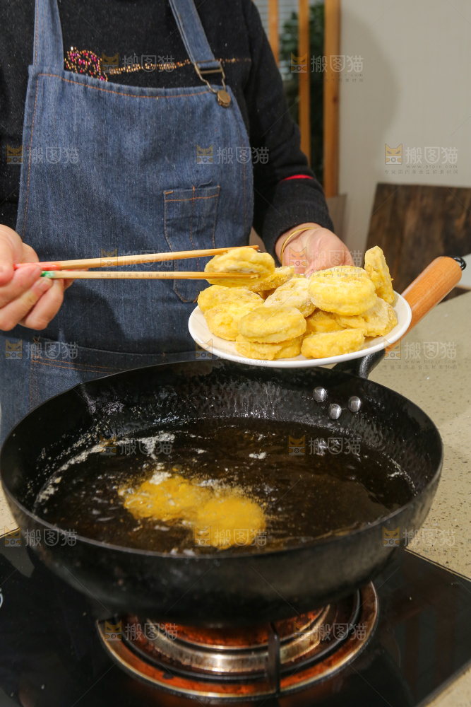 锅里正在炸藕夹