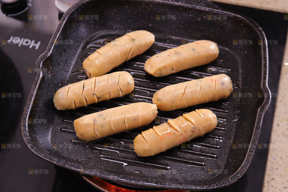 锅里正在煎蔬菜肠