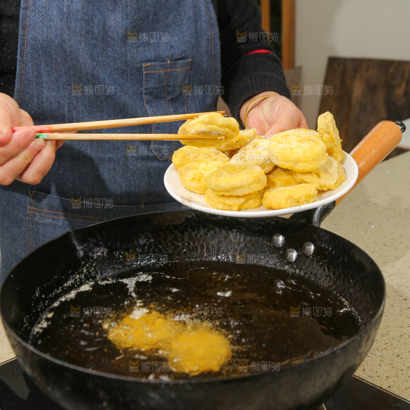 锅里正在炸藕夹