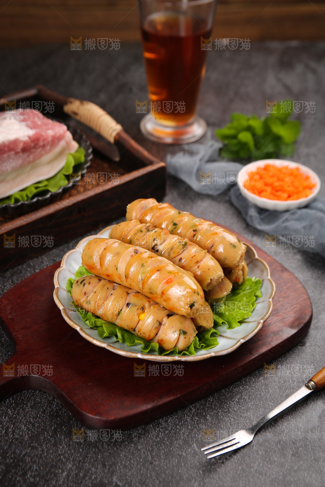 黑底上的膳食蔬菜肠