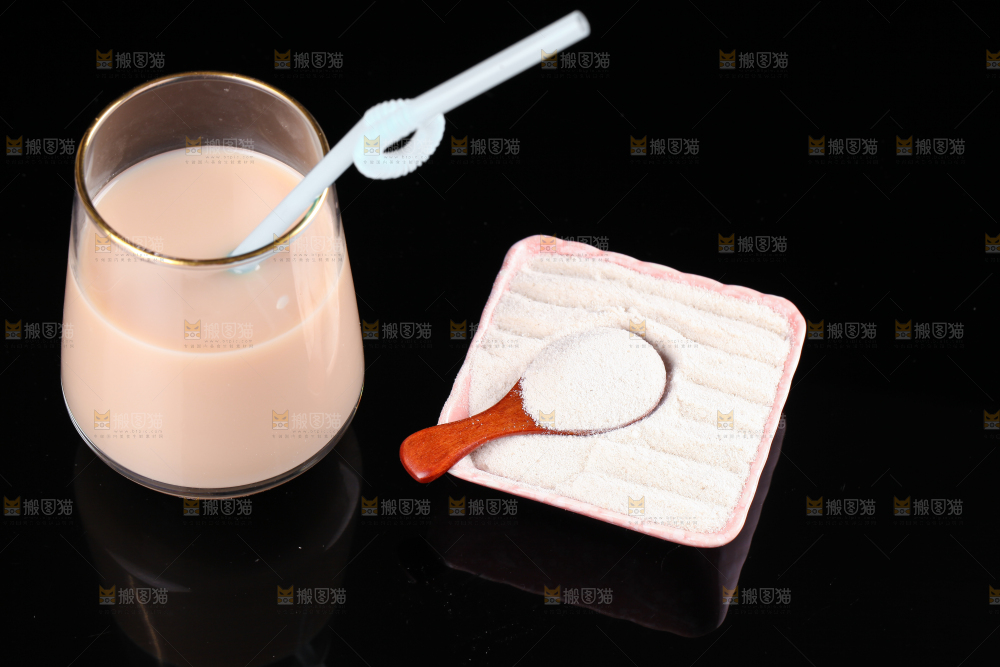 黑底上的奶茶粉