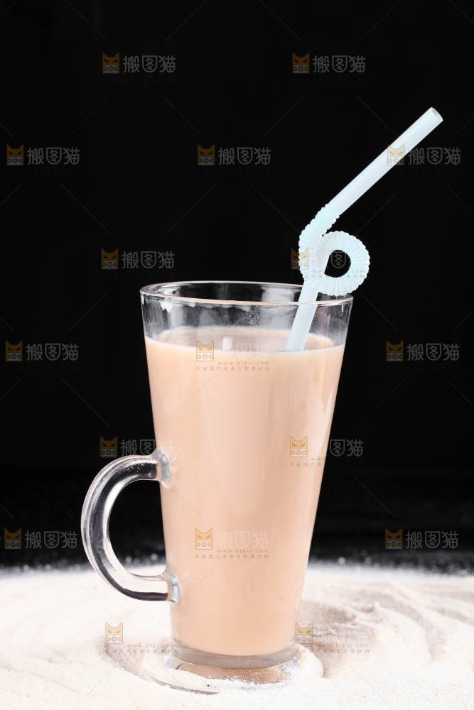 黑底上的奶茶粉
