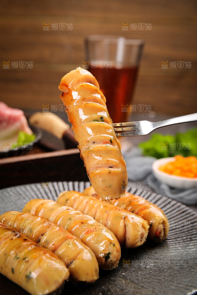黑底上的膳食蔬菜肠