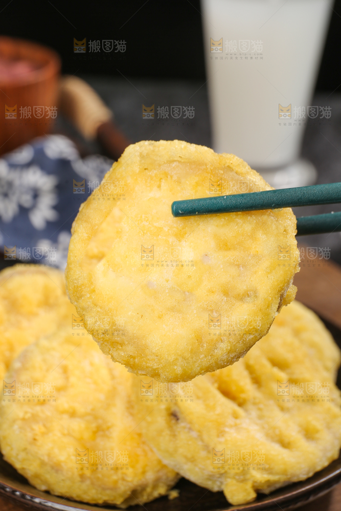 深底上的炸茄盒