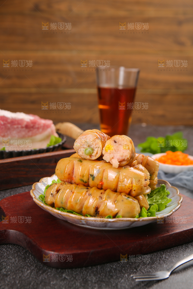 黑底上的膳食蔬菜肠