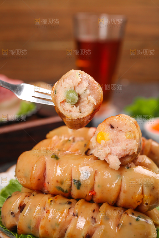 黑底上的膳食蔬菜肠