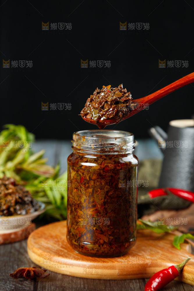 深底上的香椿酱