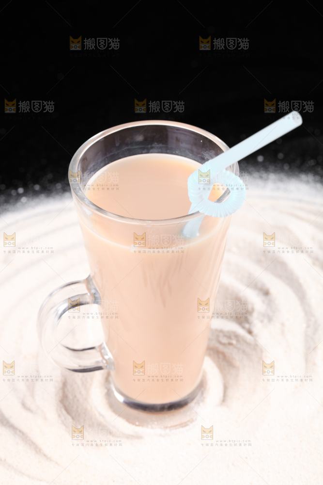 黑底上的奶茶粉