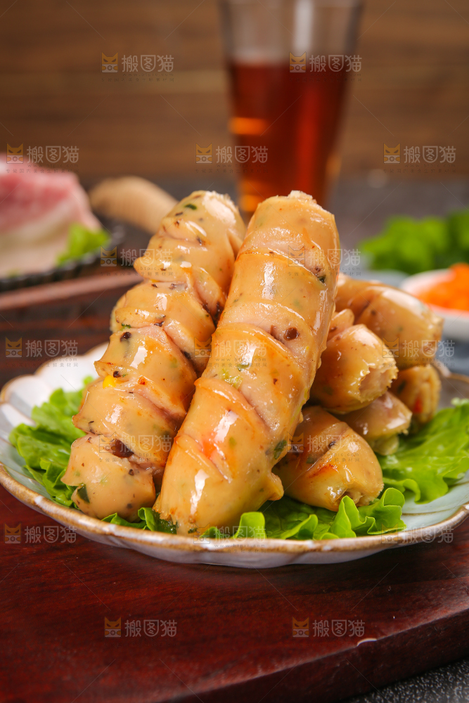黑底上的膳食蔬菜肠