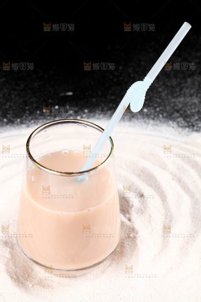 黑底上的奶茶粉