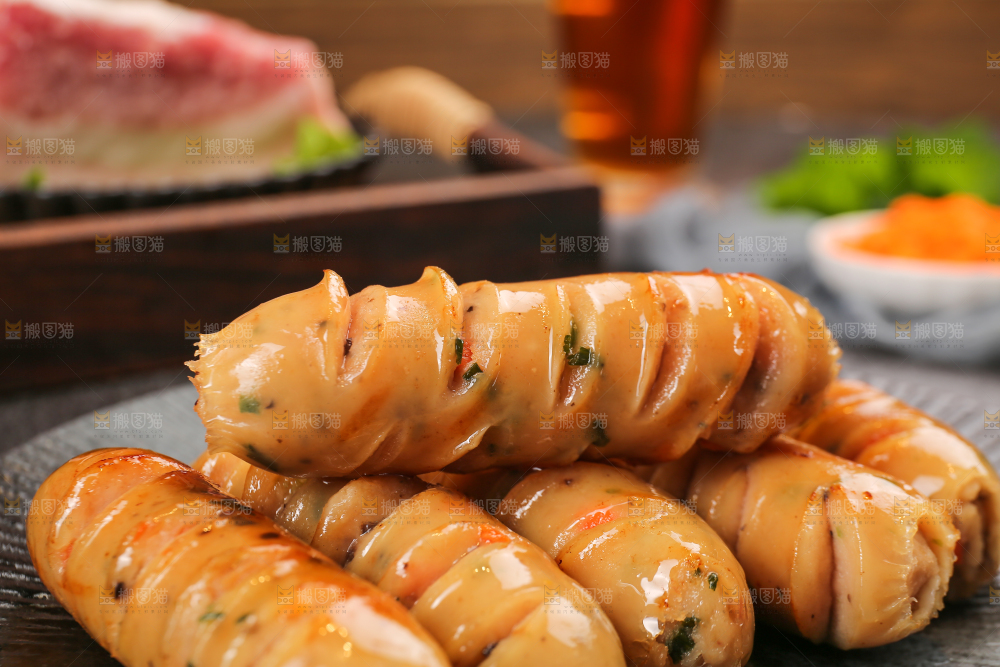 黑底上的膳食蔬菜肠