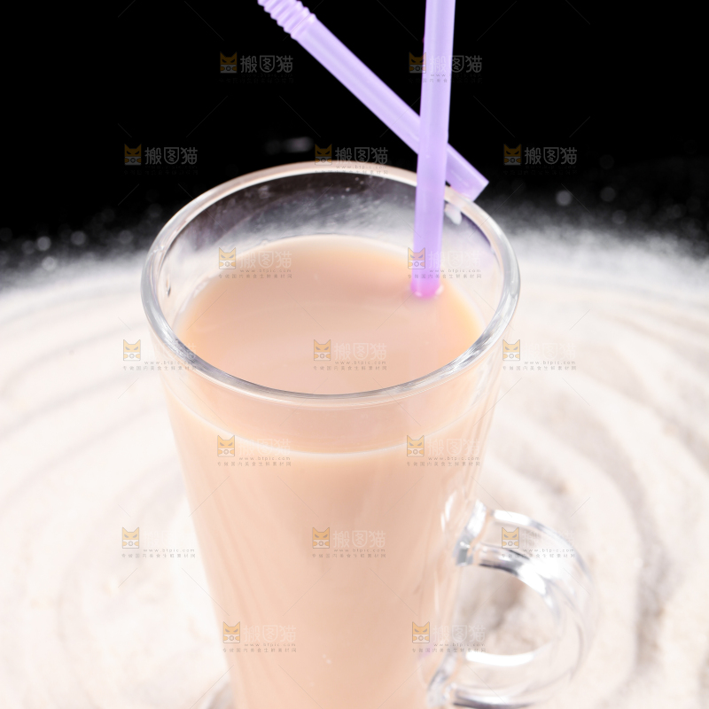 黑底上的奶茶粉