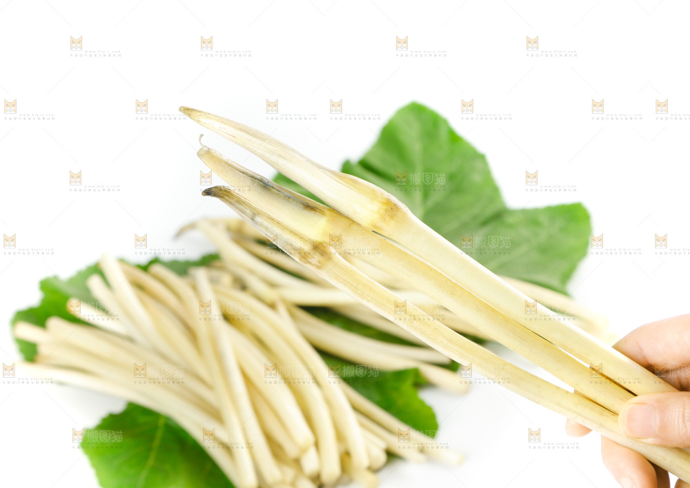 白底上的新鲜藕带