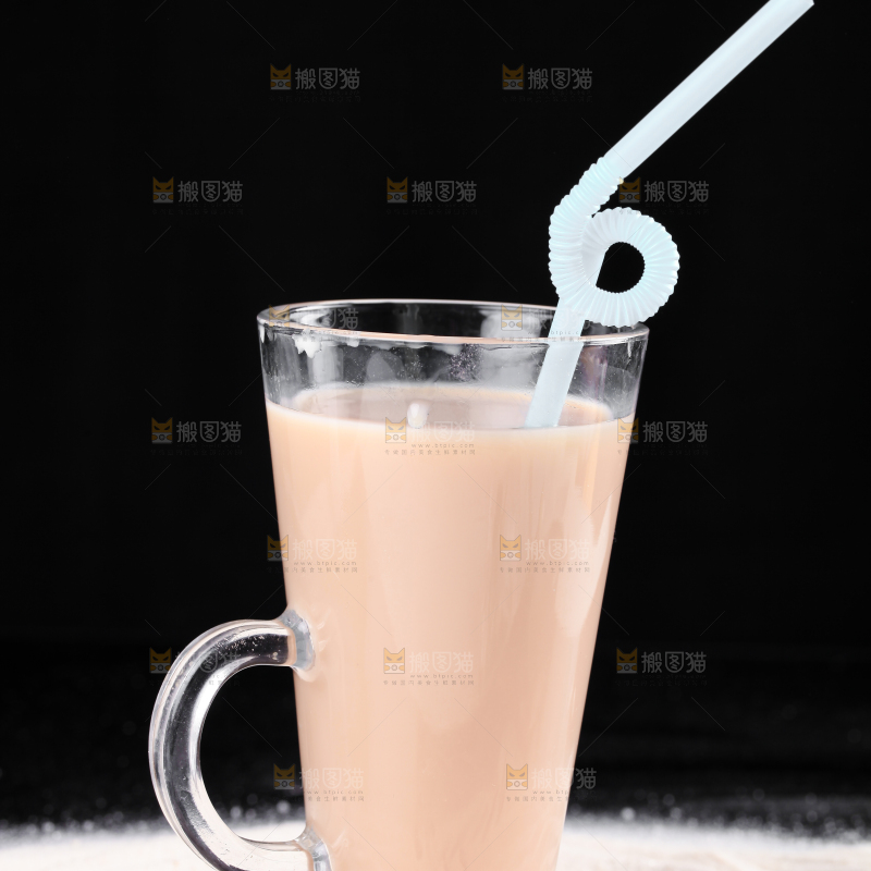 黑底上的奶茶粉