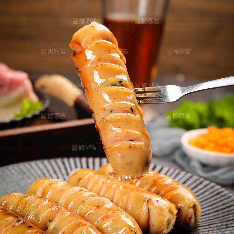 黑底上的膳食蔬菜肠