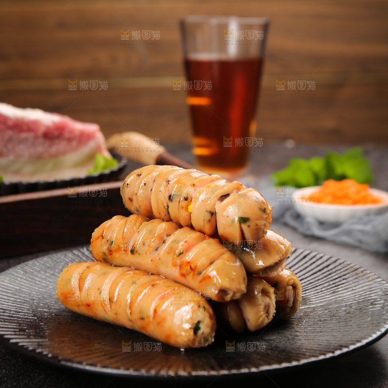 黑底上的膳食蔬菜肠